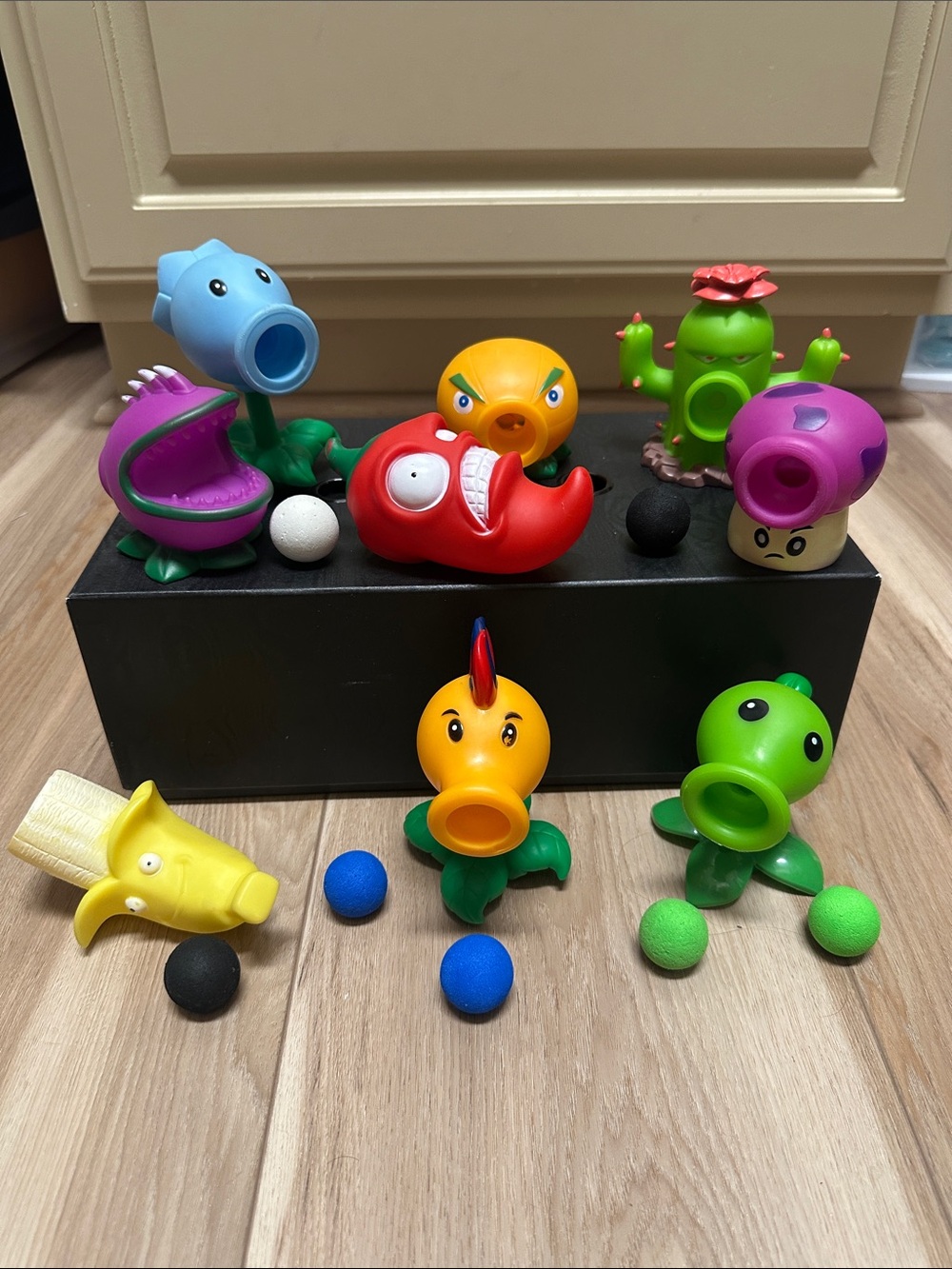 Plants vs Zombies Action Figure Toy Popper Lot of 9 with 7 Foam Balls